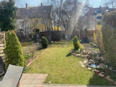 Ein Garten an der Unterkunft Gemütliche Privatzimmer mit geteiltem Bad, Küche und Garten