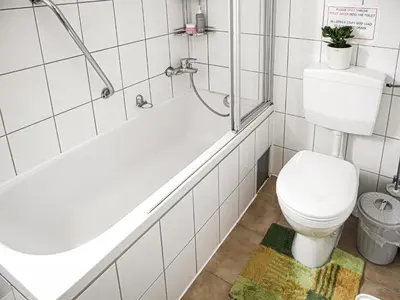 Ein Badezimmer in der Unterkunft Gemütliche Privatzimmer mit geteiltem Bad, Küche und Garten
