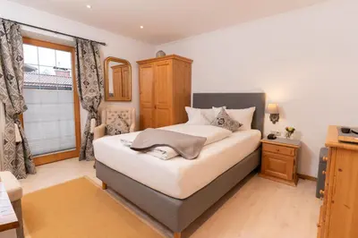 Ein Bett oder Betten in einem Zimmer der Unterkunft Hotel garni Reiffenstuel