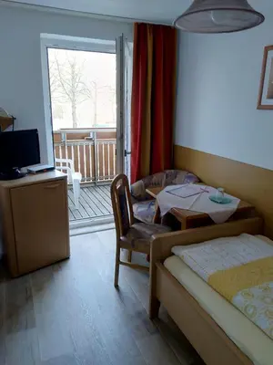 Ein Bett oder Betten in einem Zimmer der Unterkunft Pension Schneider, Bad Gögging
