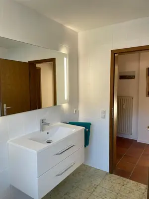 Ein Badezimmer in der Unterkunft Großzügiges Domizil, 90qm, mit Terrasse, Garten, Infrarotkabine und Garage