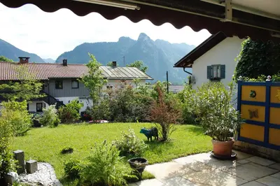Ein allgemeiner Bergblick oder ein Berglick von der Ferienwohnung aus