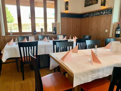 Ein Restaurant oder anderes Speiselokal in der Unterkunft Hotel Heimfeld Restaurant Cafe