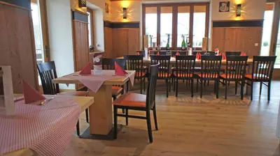 Ein Restaurant oder anderes Speiselokal in der Unterkunft Hotel Heimfeld Restaurant Cafe