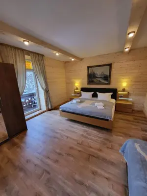Ein Bett oder Betten in einem Zimmer der Unterkunft Golden GaPa Central Chalet Apartment 32