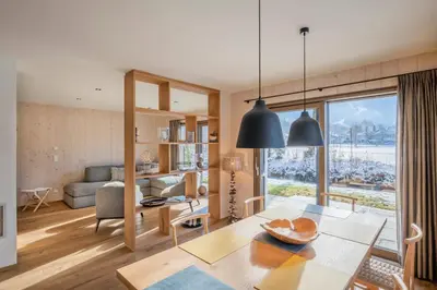 Ein Sitzbereich in der Unterkunft Riverside Chalet Alpspitze