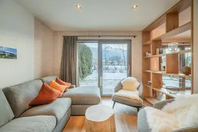 Ein Sitzbereich in der Unterkunft Riverside Chalet Alpspitze