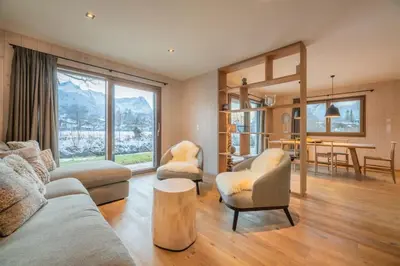 Ein Sitzbereich in der Unterkunft Riverside Chalet Alpspitze