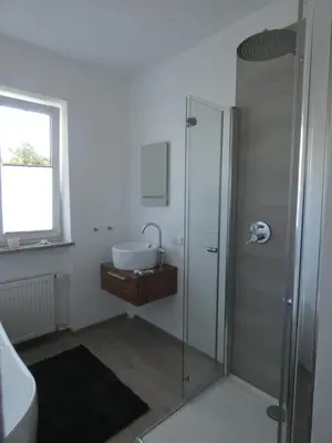 Ein Badezimmer in der Unterkunft Gartenwohnung JULIANA Gstadt LÄUFERs CHIEMSEE HOLIDAY HOME