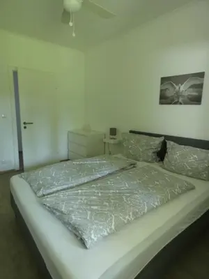 Ein Bett oder Betten in einem Zimmer der Unterkunft Gartenwohnung JULIANA Gstadt LÄUFERs CHIEMSEE HOLIDAY HOME