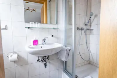 Ein Badezimmer in der Unterkunft Gästehaus Alpenkranz