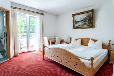 Ein Bett oder Betten in einem Zimmer der Unterkunft Gästehaus Alpenkranz