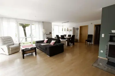Ein Sitzbereich in der Unterkunft hirsch in pink - wohnen wie zuhause