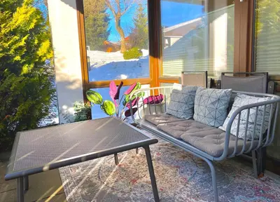Ein Sitzbereich in der Unterkunft Ferienwohnung Kirchbichl am Schliersee mit Terrasse