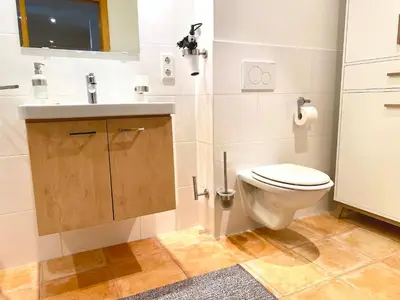 Ein Badezimmer in der Unterkunft Ferienwohnung Kirchbichl am Schliersee mit Terrasse
