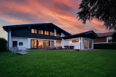 Ein Garten an der Unterkunft Ferienhaus Seehof mit Sauna & offenem Kamin