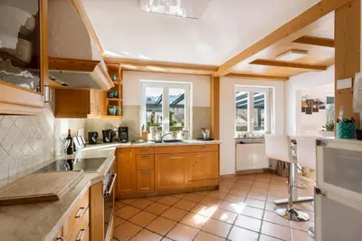 Küche/Küchenzeile in der Unterkunft Kaminwohnung mit 24qm Südterrasse Nähe Zugspitze / Eibsee