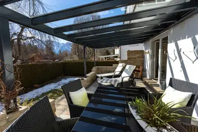 Ein Sitzbereich in der Unterkunft Kaminwohnung mit 24qm Südterrasse Nähe Zugspitze / Eibsee