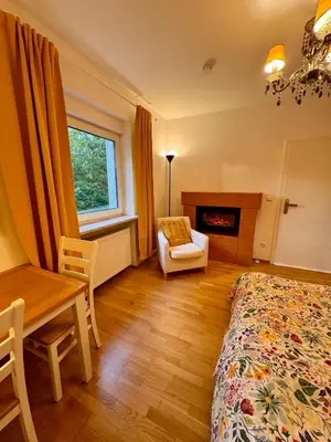 Ein Bett oder Betten in einem Zimmer der Unterkunft Modernes Zimmer am Park mit Garten, Hühner & Enten