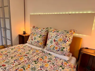 Ein Bett oder Betten in einem Zimmer der Unterkunft Modernes Zimmer am Park mit Garten, Hühner & Enten