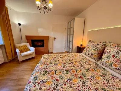 Ein Bett oder Betten in einem Zimmer der Unterkunft Modernes Zimmer am Park mit Garten, Hühner & Enten