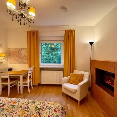 Modernes Zimmer am Park mit Garten