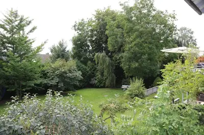 Ein Garten an der Unterkunft FERIENWOHNUNG LAURA LÄUFERs CHIEMSEE HOLIDAY HOME Gstadt