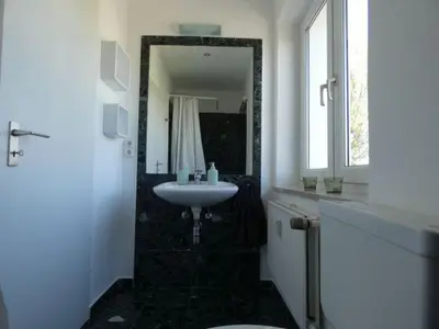 Ein Badezimmer in der Unterkunft FERIENWOHNUNG LAURA LÄUFERs CHIEMSEE HOLIDAY HOME Gstadt