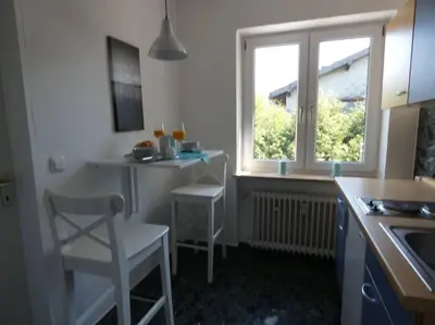 Küche/Küchenzeile in der Unterkunft FERIENWOHNUNG LAURA LÄUFERs CHIEMSEE HOLIDAY HOME Gstadt
