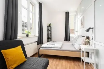 Ein Bett oder Betten in einem Zimmer der Unterkunft 2bedroom in historic villa near Nymphenburg Palace