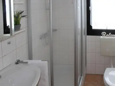 Ein Badezimmer in der Unterkunft Ferienhaus Nr 12, Typ A, Feriendorf Hochbergle, Allgäu