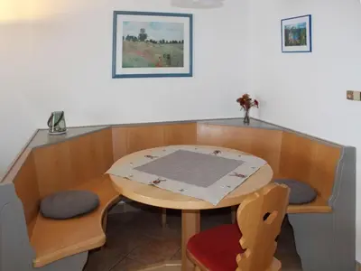 Ein Sitzbereich in der Unterkunft Ferienhaus Nr 53, Typ A, Feriendorf Hochbergle, Allgäu