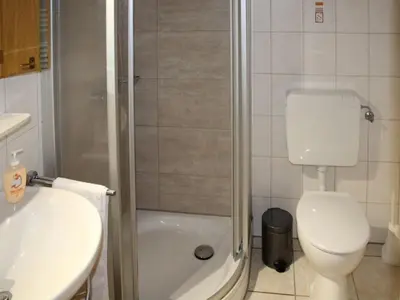 Ein Badezimmer in der Unterkunft Ferienhaus Nr 33, Typ A, Feriendorf Hochbergle, Allgäu