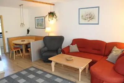 Ein Sitzbereich in der Unterkunft Ferienhaus Nr 48, Typ A, Feriendorf Hochbergle, Allgäu