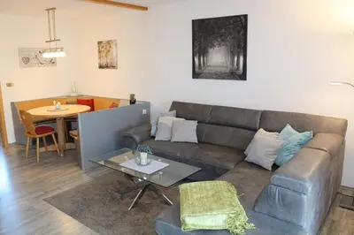 Ein Sitzbereich in der Unterkunft Ferienhaus Nr 49, Typ E, Feriendorf Hochbergle, Allgäu