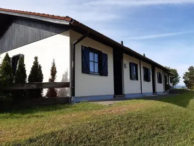 Das Gebäude in dem sich das Ferienhaus befindet