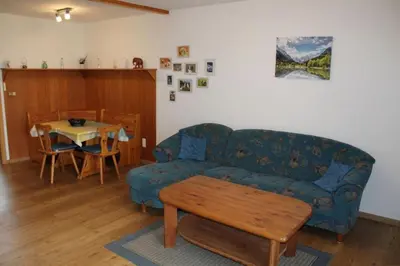 Ein Sitzbereich in der Unterkunft Ferienhaus Nr 66, Typ A, Feriendorf Hochbergle, Allgäu