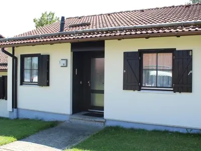 Das Gebäude in dem sich das Ferienhaus befindet