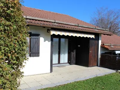 Das Gebäude in dem sich das Ferienhaus befindet