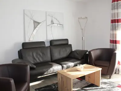 Ein Sitzbereich in der Unterkunft Ferienhaus Nr 27, Typ E, Feriendorf Hochbergle, Allgäu