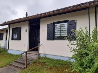 Das Gebäude in dem sich das Ferienhaus befindet