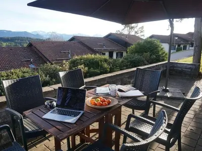 Ein allgemeiner Bergblick oder ein Berglick von des Ferienhauses aus