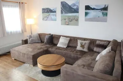 Ein Sitzbereich in der Unterkunft Ferienhaus Nr 22, Typ B, Feriendorf Hochbergle, Allgäu