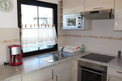 Küche/Küchenzeile in der Unterkunft Ferienhaus Nr 121, Typ A, Feriendorf Hochbergle, Allgäu