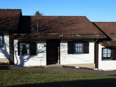 Das Gebäude in dem sich das Ferienhaus befindet