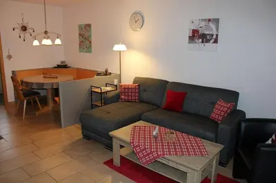 Ein Sitzbereich in der Unterkunft Ferienhaus Nr 137, Typ C, Feriendorf Hochbergle, Allgäu
