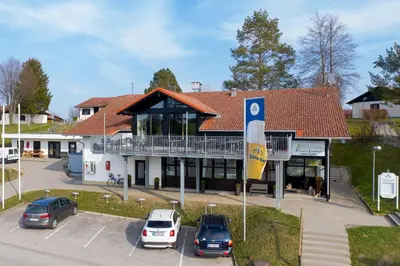 Das Gebäude in dem sich das Ferienhaus befindet