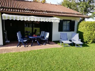 Ein Garten an der Unterkunft Ferienhaus Nr 57, Typ C, Feriendorf Hochbergle, Allgäu
