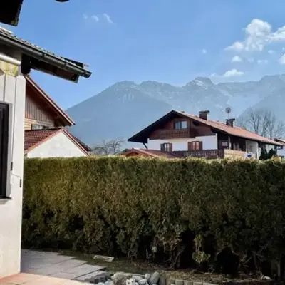 Kleines Häuschen mit Bergblick