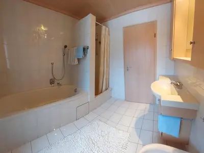 Ein Badezimmer in der Unterkunft Ferienwohnung Nr 1, Lechbruck-Gründl, Allgäu